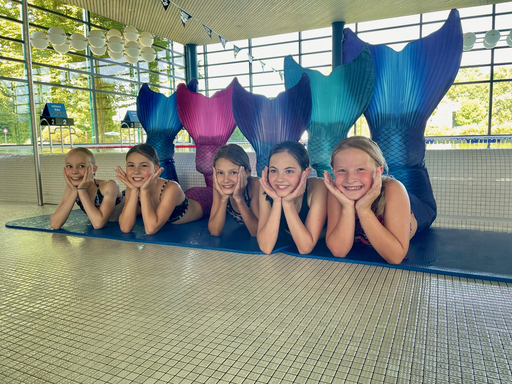 Meerjungfrauen schwimmen